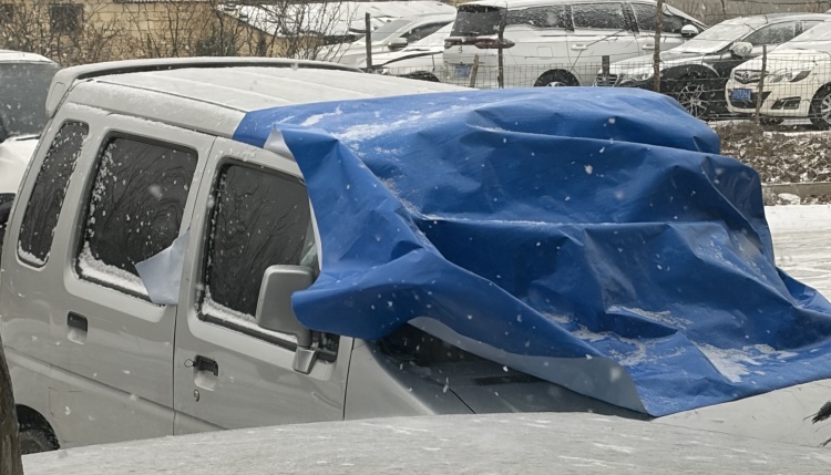 Paglalapat ng PE Tarpaulin para sa Panakip ng Sasakyan sa Niyebe na Panahon